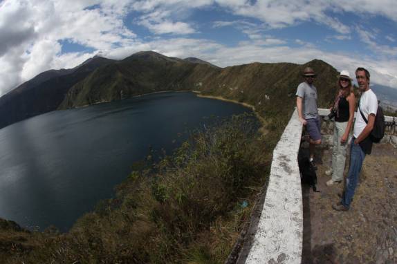 Visitando a laguna Cuicocha, uma antiga caldeira de vulcão, na região de Otavalo - Equador